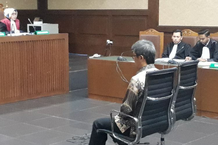 Direktur Utama PT Quadra Solution Anang Sugiana Sudihardjo duduk di kursi terdakwa di Pengadilan Tipikor Jakarta, Rabu (28/23/2018).