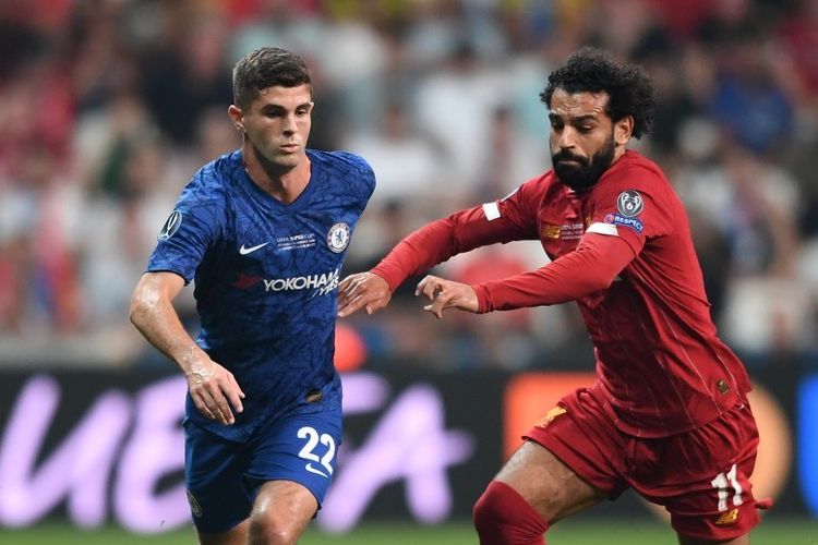 Christian Pulisic menjaga Mohamed Salah pada pertandingan Liverpool vs Chelsea dalam Piala Super Eropa 2019 di Vodafone Park, kandang Besiktas, Istanbul, 14 Agustus 2019. 