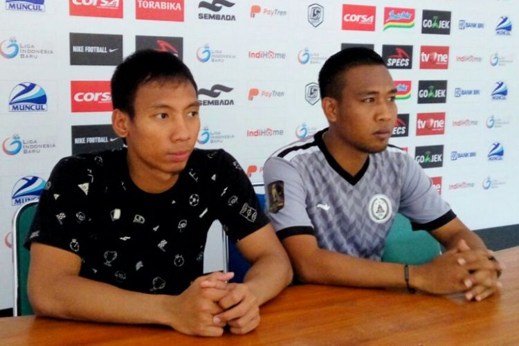 Kiper PSS Sleman Ega Rizky  dan Asisten Pelatih PSS Sleman Asep Ardiansyah dalam jumpa pers di Stadion Maguwoharjo, Sleman Selasa (19/02/2019)