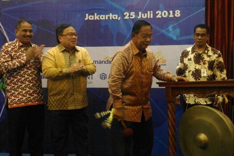 Menko Perekonomian Darmin Nasution saat membuka High Level Discussion Indonesia: Pusat Ekonomi Islam Dunia, bersama Menteri PPN Bambang Brodjonegoro, Menpar Arief Yahya, dan Ketua Umum MUI KH Maruf Amin, di Kementerian PPN, Jakarta, Rabu (25/7/2018).