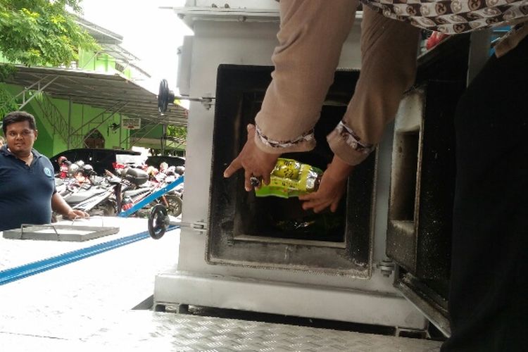Badan Narkotika Nasional (BNN) memusnahkan barang bukti sabu seberat 40,19 kilogram, Jumat (26/1/2017). Sabu tersebut hendak diselundupkan sindikat jaringan Malaysia ke Indonesia melalui jalur laut.