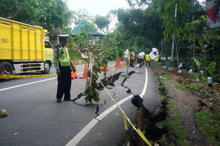Jalan nasional di Dusun Putat 2, Putat, Patuk, Gunungkidul, Yogyakarta, ambles sehingga mengancam rumah dan pengguna jalan.