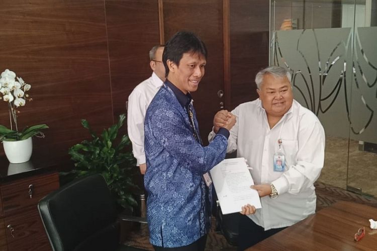 Penandatanganan perjanjian kredit untuk proyek Jalan Tol BORR Seksi II B yang dilakukan oleh Direktur Utama PT MSJ Hendro Atmodjo bersama Direktur Pembiayaan dan Investasi PT SMI Edwin Syahruzad, Kamis (2/8/2018) di Sahid Sudirman Center, Jakarta.