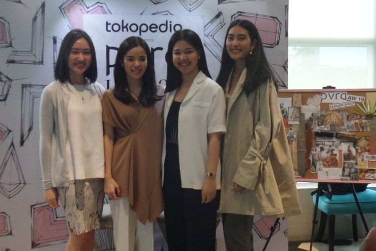 Celyn Laurenzi (Tokopedia) Founder PVRA (Putri Katianda dan Kara Nugroho) serta Penyanyi Alika Islamadina ada konferensi pers jelang London Fashion Scout 2019 yang diselenggarakan di Pacific Place, Jakarta, Jumat (1/2/2019).