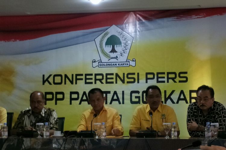 Para pengurus Partai Golkar saat menggelar konferensi pers di Kantor DPP Golkar, Jakarta ,Kamis (25/1/2018)