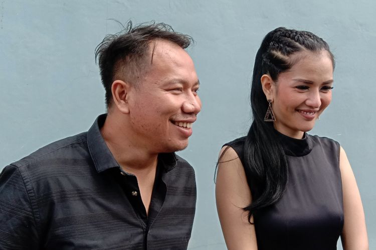 Vicky Prasetyo dan Anggia Chan berpose di Gedung Trans, mampang Prapatan, Jakarta Selatan, Jumat (15/2/2019).