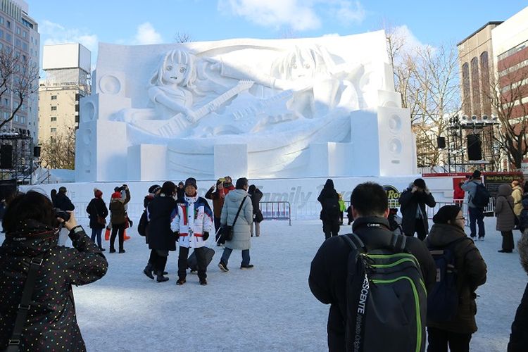 Turis dari berbagai negara termasuk Indonesia menikmati acara Sapporo Snow Festival 2019 di Odori Park, Kota Sapporo, Prefektur Hokkaido, Jepang, Senin (11/2/2019).