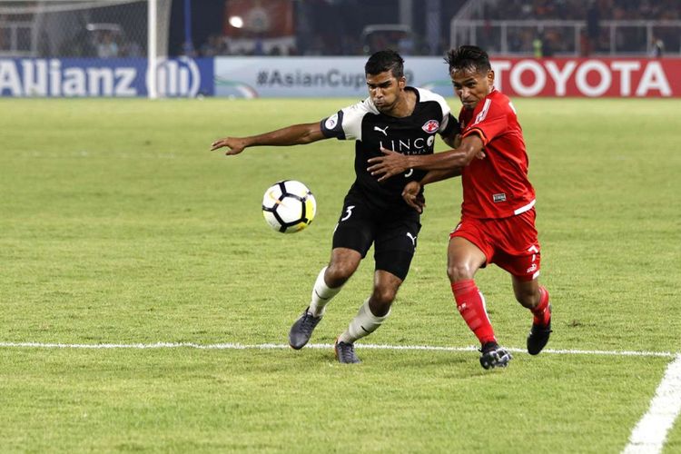 Pesepak bola Persija Jakarta Ramdani Lestaluhu saat menghadapi pesepak bola Home United dalam leg kedua babak semifinal zona ASEAN Piala AFC 2018 di Stadion Utama Gelora Bung Karno, Jakarta, Selasa (15/5/2018). Persija Jakarta gagal lolos setelah kalah pada leg kedua dengan skor 1-3 (3-6).