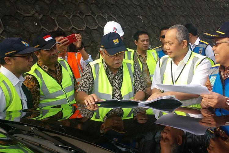 Menteri Pekerjaan Umum dan Perumahan Rakyat (PUPR) Basuki Hadimuljono saat berkunjung ke ruas tol Bintaro Viaduct, Jumat (14/9/2018).