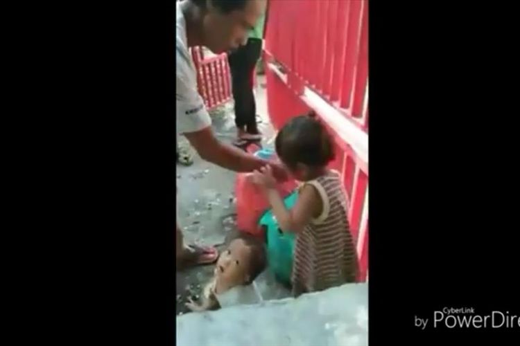 Skrinsut video di YouTube tentang dua anak ditelantarkan di Jalan AH Nasution simpang Karya Wisata Kec Medan Johor, Senin (29/7/2019) 