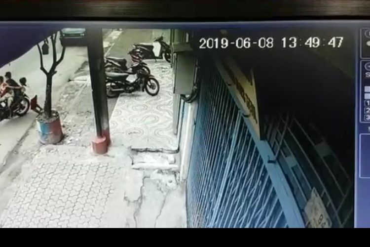 Tangkapan layar dari rekaman kamera CCTV  saat DLS dan KM beraksi dengan satu rekan lainnya beberapa waktu sebelumnya.