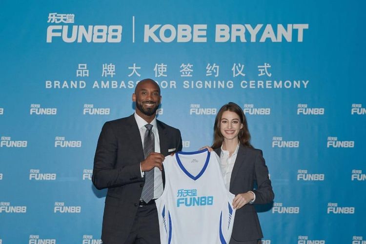 Legenda NBA Kobe Bryant (kiri) meneken kontrak dengan Fun88 sebagai duta pada Juni 2019. Kontrak berlangsung selama dua tahun.