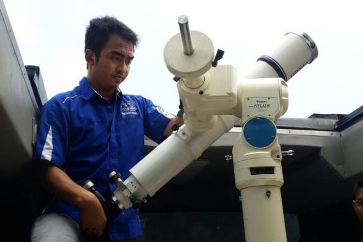Petugas Planetarium sedang mempersiapkan teleskop untuk gerhana matahari pada Rabu (9/3/2016).