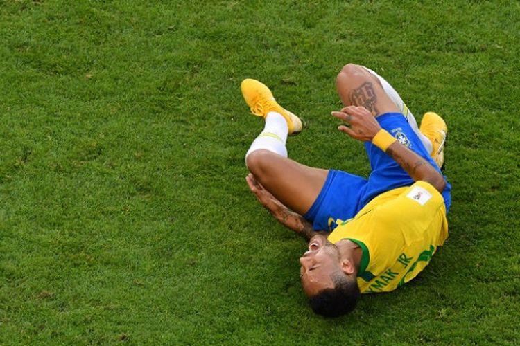 Ekspresi penyerang Brasil, Neymar, dalam laga babak 16 besar Piala Dunia 2018 kontra Meksiko di Samara Arena, Samara, Rusia pada 2 Juli 2018.