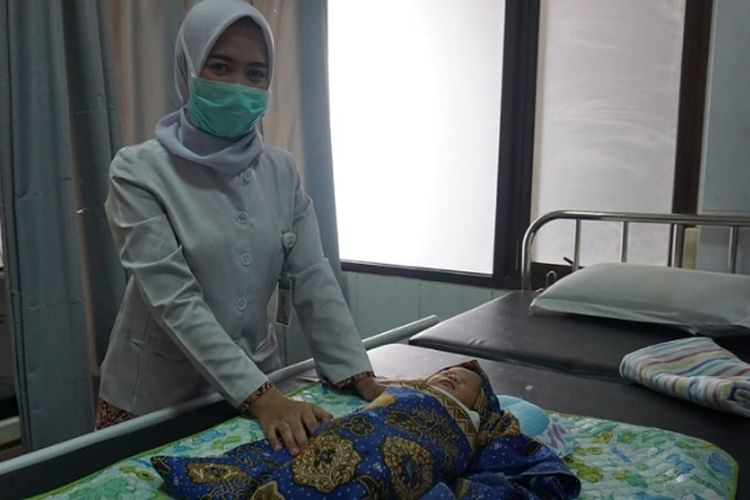 Kondisi bayi yang ditemukan warga di meja setrika dan perawat RS Anugerah Pekalongan Jawa Tengah.