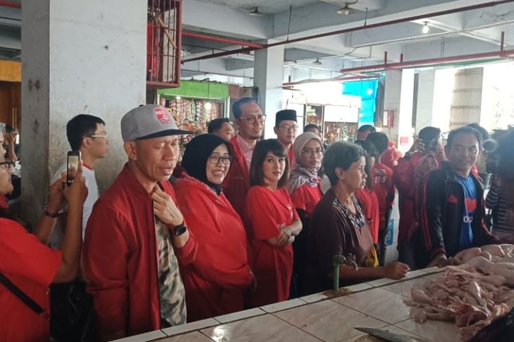 Ketua Umum Partai Solidaritas Indonesia, Grace Natalie saat berkunjung di Pasar Besar Kota Madiun, Minggu ( 27/1/2019).