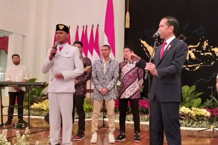 Rangga Wirabrata Mahardika rupanya sempat merasa grogi saat mengibarkan bendera pustaka pada upacara HUT RI ke-74, di Istana Merdeka, Jakarta, Sabtu (17/8/2019). Namun justru karena kegugupannya itu ia justru mendapat sepeda oleh Jokowi. 
