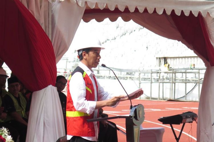 Presiden Joko Widodo saat Sertifikasi Tenaga Kerja Konstruksi Serenta, Kamis (19/10/2017) di Stadion Gelora Bung Karno, Jakarta.