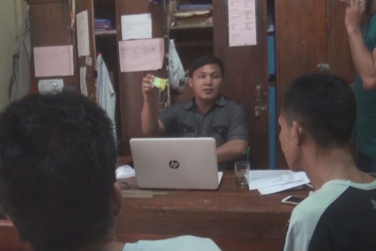 Polisi terus memeriksa secara instensif kedua tersangka kurir barang terlarang jenis ekstasi yang akan dikirim ke seseorang di daerah SP Padang Ogan Komering Ilir Sumatera Selatan