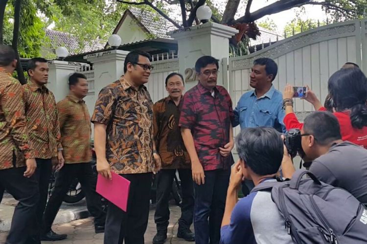 Gubernur DKI Jakarta Djarot Saiful Hidayat (batik merah-hitam) tiba di kediaman Ketua Umum PDI-P Megawati Soekarnoputri di Jalan Teuku Umar, Jakarta Pusat, Sabtu (14/10/2017).