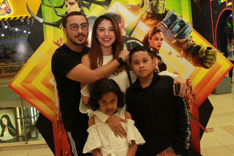 Giring Nidji dan keluarga menghadiri pemutaran film Thor: Ragnarok di XXI Gandaria City, Jakarta Selatan, Senin (23/10/2017) malam.