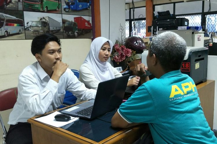 Salah satu warga saat menanyakan mudik gratis 2019 di kantor Dinas Perhubungan DKI Jakarta, Senin (15/4/2019)