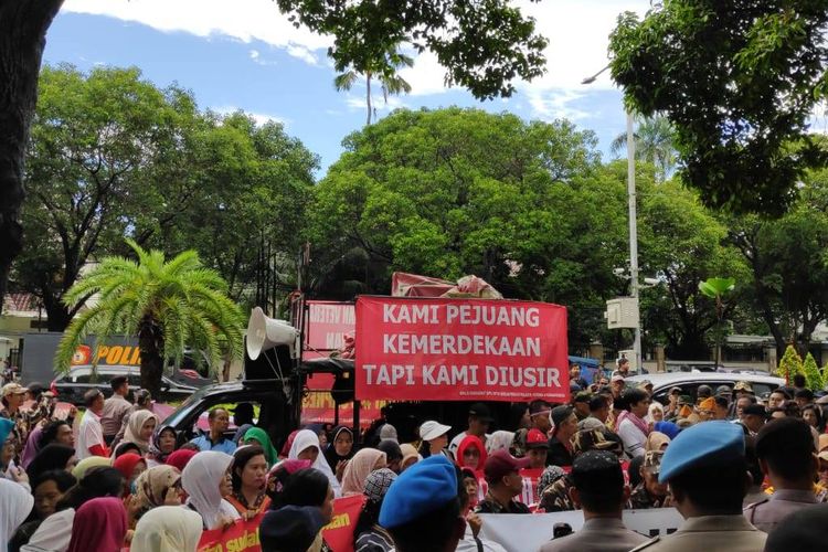 Koalisi Masyarakat Sipil untuk Kesejahteraan Prajurit, Veteran, dan Purnawirawan gelar aksi di depan kantor Komisi Pemilihan Umum (KPU), Jalan Imam Bonjol, Menteng, Jakarta Pusat, Senin (25/3/2019).