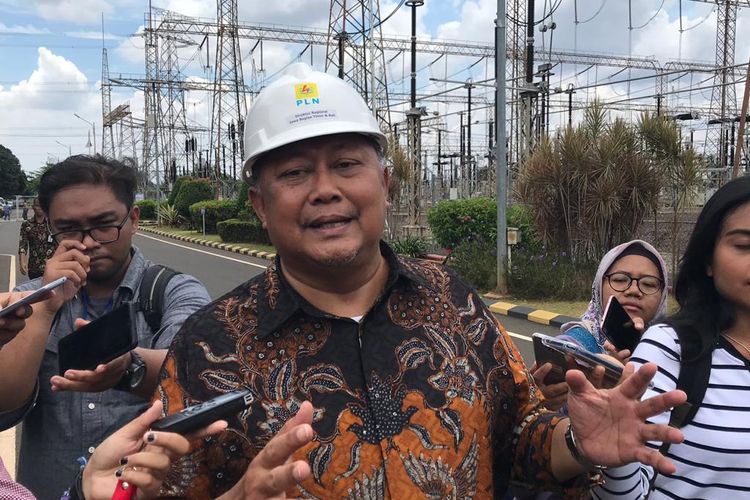 Direktur Bisnis PLN Regional Jawa Timur, Nusa Tenggara dan Bali, Djoko Abumanan saat diwawancarai di Depok, Jawa Barat, Jumat (12/4/2019). 