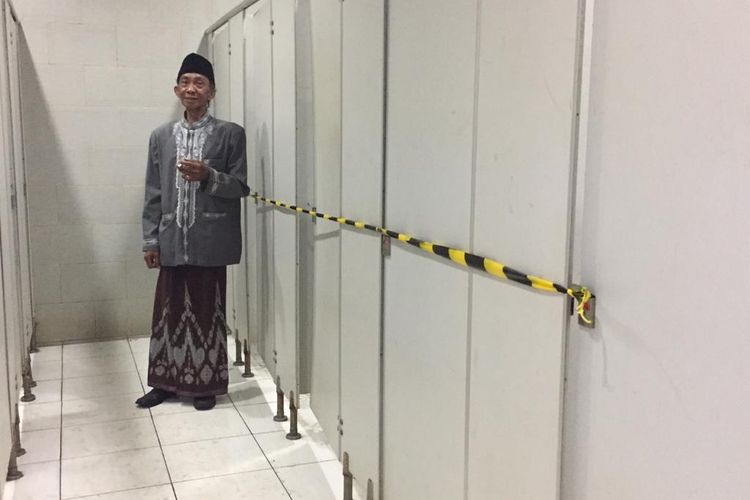Kondisi toilet yang dibatasi tali kuning di Tempat Istirahat KM 294 B Tol Pejagan-Pemalang, Minggu (21/4/2019).
