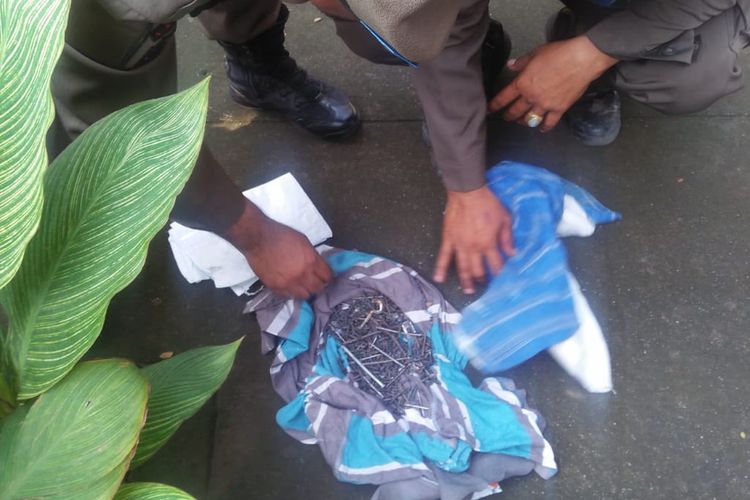 Ranjau darat berupa ratusan paku berkarat ditemukan tersebar di Jalan Yos Sudarso, Tanjung Priok, Jakarta Utara, Kamis (25/4/2019). 