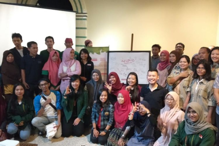 PT HM Sampoerna Tbk berkolaborasi dengan aktivis lingkungan di Surabaya untuk membangun kesadaran bersama dalam mengatasi masalah sampah puntung rokok di Surabaya.