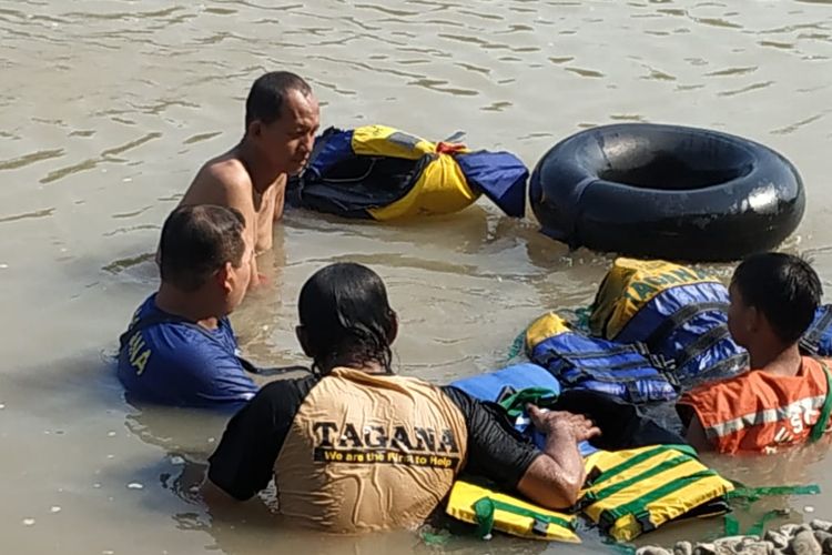 Tim SAR gabungan melakukan pencarian di Sungai Serayu, Desa Somakaton, Kecamatan Somagede, Kabupaten Banyumas, Jawa Tengah, Rabu (29/5/2019).