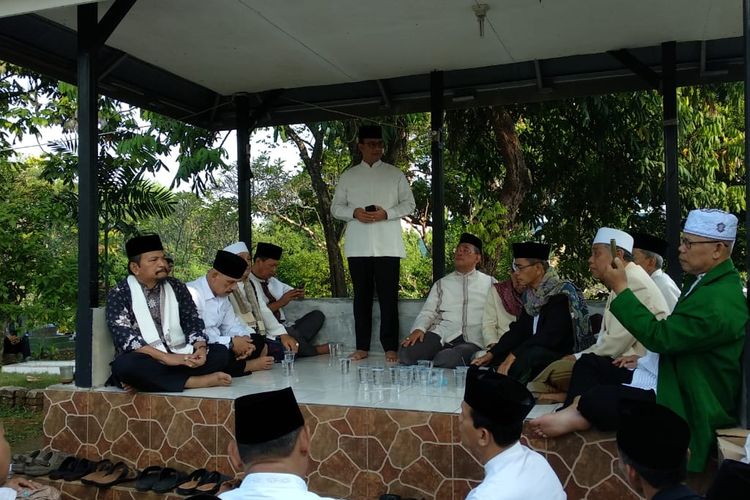 Gubernur DKI Jakarta, Anies Baswedan di Makam Wakaf Muslim, Cilandak Barat, Jakarta Selatan, Kamis (6/6/2019).