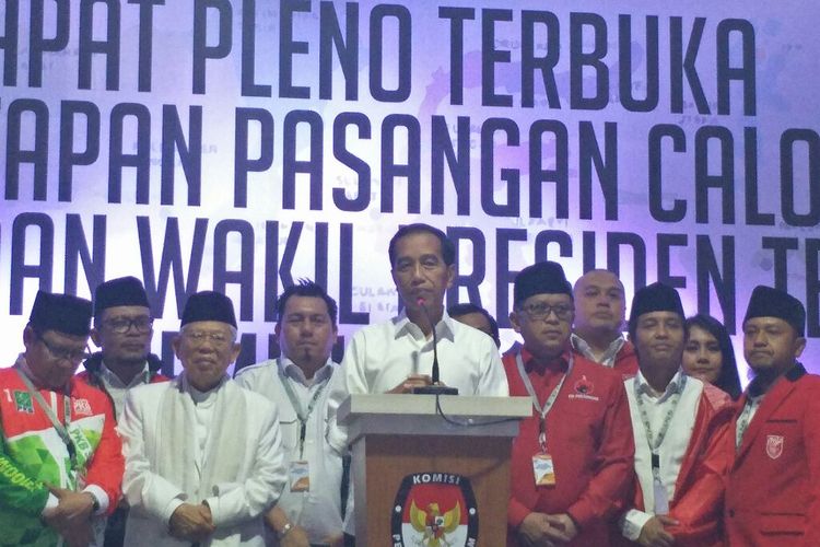 Presiden terpilih Joko Widodo bersama wapres terpilih Maruf Amin dan jajaran TKN dalam konferensi pers usai penetapan presiden dan wapres di Kantor KPU, Minggu (30/6/2019). 