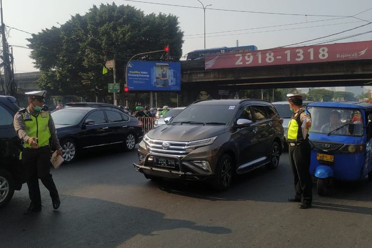 Polisi berjaga di kawasan ganjil-genap di Fatmawati, Jakarta Selatan