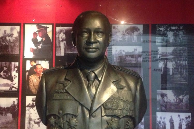 Patung Jenderal Soeharto yang dihiasi potretan foto-foto Jenderal Soeharto dari tahun ke tahun di Museum Satria Mandala, Jakarta Selasa (2/10/2017)