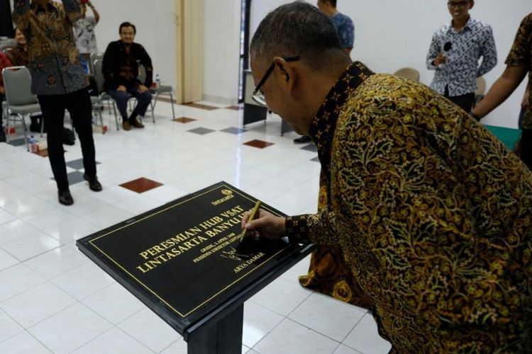 Presiden Direktur Lintasarta Arya Damar saat menandatangani prasasti peresmian Hub VSAT di Banyu Urip, Gresik, Jawa Timur, pada Senin (2/4/2018)

