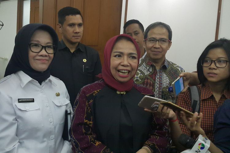 Deputi Gubernur Bank Indonesia (BI) Rosmaya Hadi (kerudung merah) di Balai Kota DKI Jakarta, Jalan Medan Merdeka Selatan, Rabu (5/7/2017).
