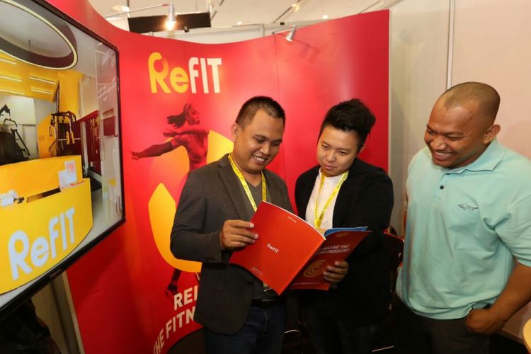 CEO ReFIT Indonesia Irawan Amanko (kiri), Chief of Marketing Officer Mela Gunawan, dan Chief of Technical Officer Agus Miftahudin (kanan) berbincang di booth ReFIT, saat Pameran Franchise & License Expo Indonesia (FLEI) ke-15 di JCC Jakarta, Sabtu (09/10/2017)
