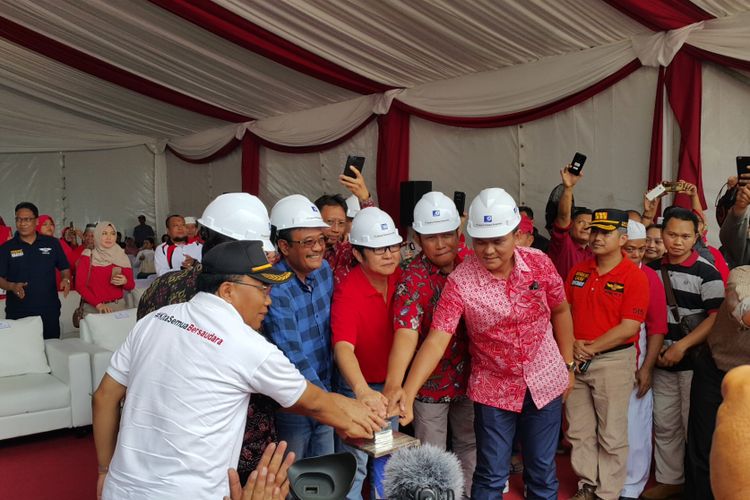 Gubernur DKI Jakarta Djarot Saiful Hidayat bersama jajaran pejabat Pemprov DKI Jakarta menekan sirine tanda dimulainya pembangunan Resto Apung Muara Angke, Jakarta Utara, Minggu (20/8/2017).