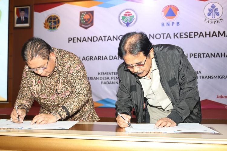 Direktur Utama Taspen Iqbal Latanro dan Menteri ATR/Kepala BPN Sofyan Djalil dalam penandatanganan kesepakatan layanan berbasis elektronik di Jakarta.