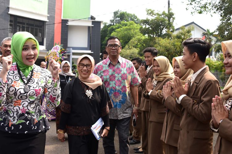 Atalia Praratya, istri dari Gubernur Jawa Barat Ridwan Kamil telah dikukuhkan sebagai Bunda Literasi.