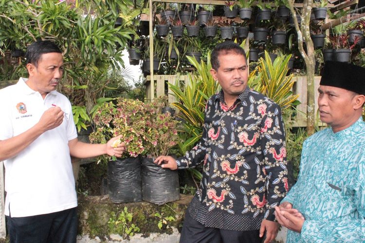 Direktur Jenderal Hortikultura Kementerian Pertanian Suwandi  mengunjungi sentra tanaman hias di Tawangmangu.
