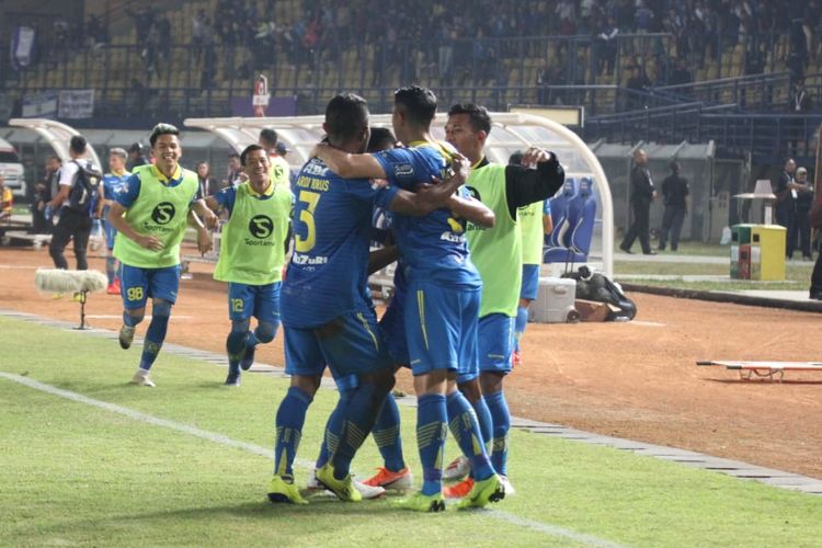 Febri Hariyadi dikerubuti pemain Persib Bandung lainnya seusai memecah kebuntuan pada laga Persib vs Kalteng Putra dalam lanjutan Liga 1 2019 di Stadion Si Jalak Harupat, 16 Juli 2019. 