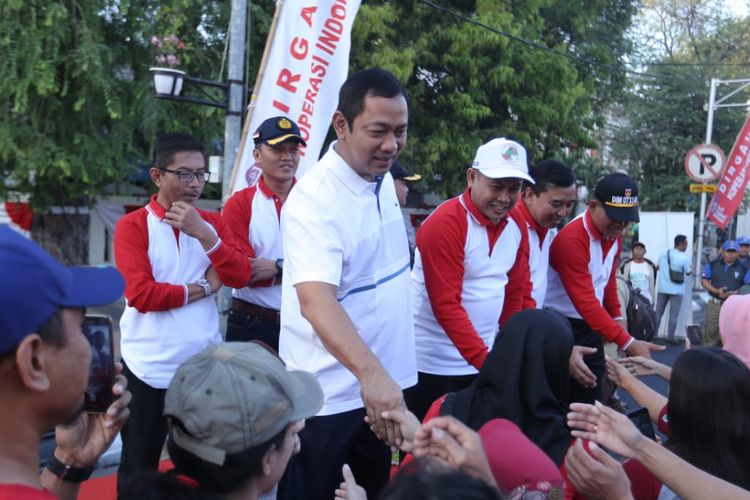 Hendi saat menghadiri kegiatan jalan sehat dalam rangka memperingati hari Koperasi ke-72 di Balaikota Semarang.