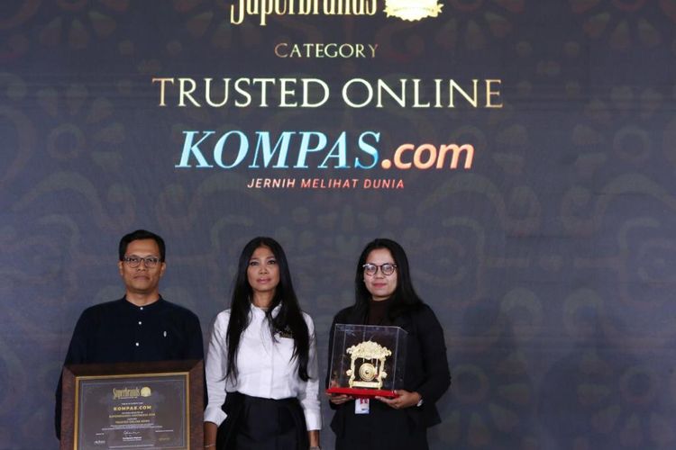 Pemimpin Redaksi Kompas.com Wisnu Nugroho menerima penghargaan Superbrands 2019 untuk Kompas.com kategori Media Online Terpercaya dalam Gala Awards Superbrands 2019 di Ballroom 1, Sheraton Gandaria Jakarta, Jumat, 26 Juli 2019. Penghargaan diberikan CEO Superbrands Indonesia Grandtyana Mayasari.