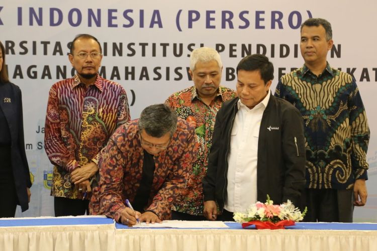 Penandatanganan kesepakatan program magang antara PT Pupuk Indonesia dengan 20 universitas.