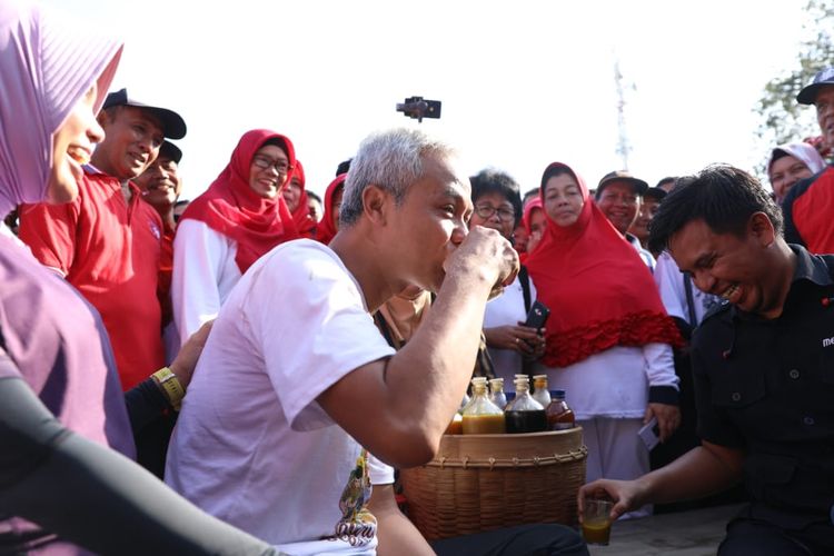 Ganjar Pranowo saat menenggak jamu brotowali, Sabtu (24/8/2019).