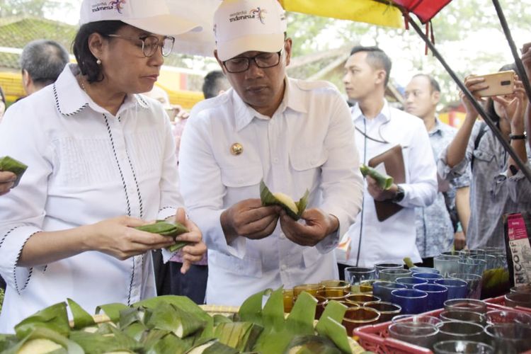 Gubernur Jawa Barat Ridwan Kamil mendampingi Menteri Pariwisata Arif Yahya, Menteri Perhubungan Budi Karya, serta Dirjen Cipta Karya Kementerian PUPR dan Kepala Bekraf Triawan Munaf saat kunjungan kerja ke Kabupaten Garut, Jumat (26/4/19).