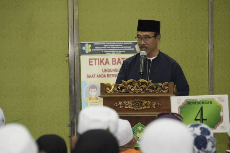 Plh. Sekretaris Daerah Provinsi Jawa Barat Daud Achmad sambut kepulangan kelompok terbang (kloter) pertama jemaah haji 1440 Hijriah/2019 di Asrama Embarkasi Jakarta Bekasi, Jawa Barat, Minggu (18/8/19).